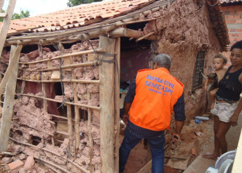 Risco de desabamento leva Defesa Civil a remover 13 famílias de residências em Teresina